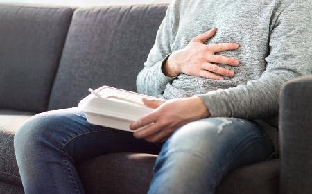 Salmonelloza: jak można zarazić się salmonellą? Jak uniknąć zatrucia? Co jeść, gdy chorujesz?