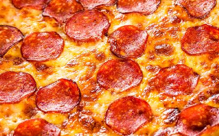Oszukana pizza na szybko bez drożdży: mniej kalorii, więcej smaku