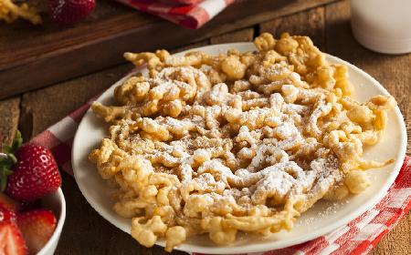 Smażone lane ciasto zamiast pączków? Najłatwiejszy przepis na funnel cake