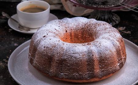Puszysta babka na mleku skondensowanym: przepis na ciasto urzekające smakiem