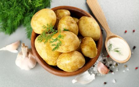 Młode ziemniaki ze śmietaną i koperkiem: genialny przepis z Podlasia