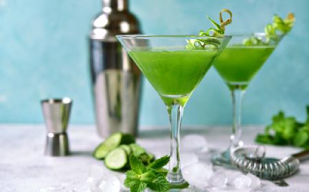 Ogórkowe martini z ginem i miętą: orzeźwiający drink na koniec upalnego dnia