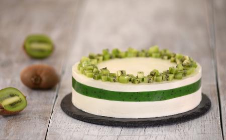 Zachwycający sernik z kiwi - przepis efektowne ciasto na zimno