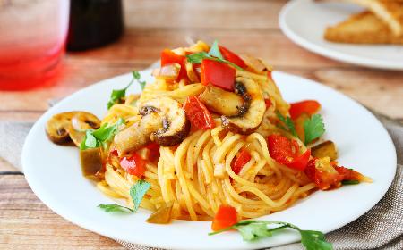 Fantastyczne spaghetti z warzywami i grzybami - szybki i tani jesienny obiad
