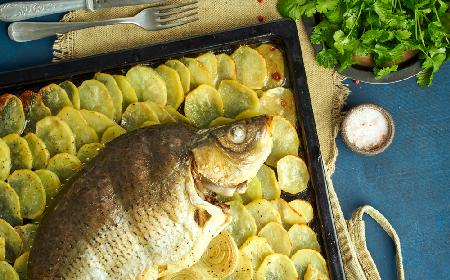 Karp z piekarnika: przepis na karpia pieczonego z talarkami ziemniaczanymi