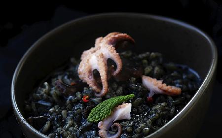 Halloween: przepis na czarne risotto z ośmiorniczkami