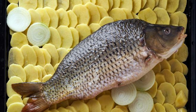 Karp z piekarnika: przepis na karpia pieczonego z talarkami ziemniaczanymi