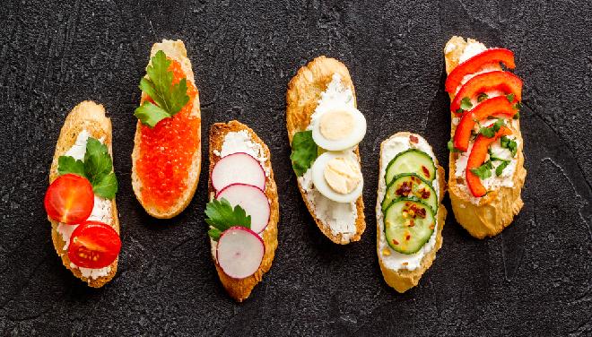 Kanapki z ikrą, salami, jajkiem, sardynką