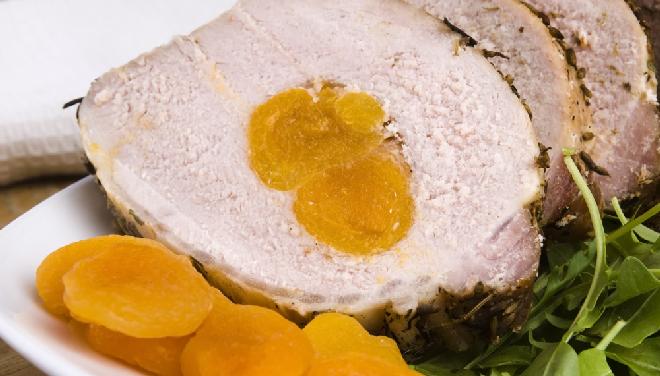 Przepis na wielkanocny schab faszerowany morelami i ananasem