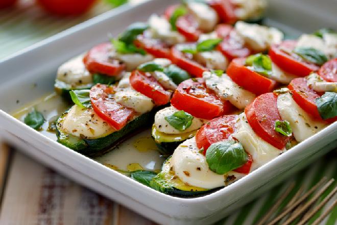 Sałatka caprese podawana na pieczonej cukinii