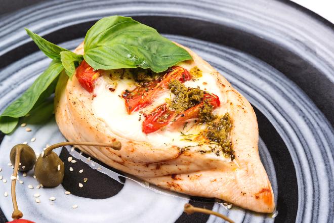 Pieczone piersi kurczaka nadziewane serem ricotta