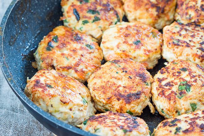 Soczyste i pyszne burgery drobiowe ze szpinakiem i serem feta
