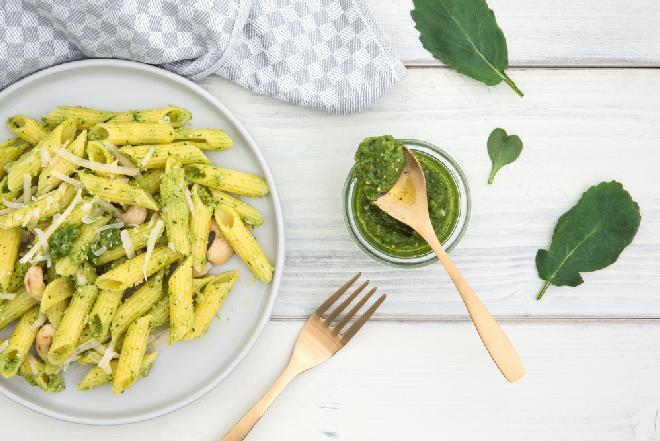 Pesto z liści rzodkiewki: odżywczy i zdrowy sos do makaronu z naci rzodkwi