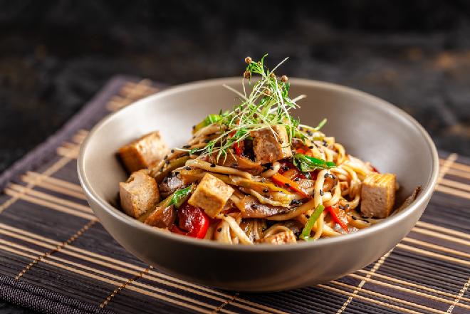Tofu z warzywami i makaronem ryżowym - przepis na danie z woka