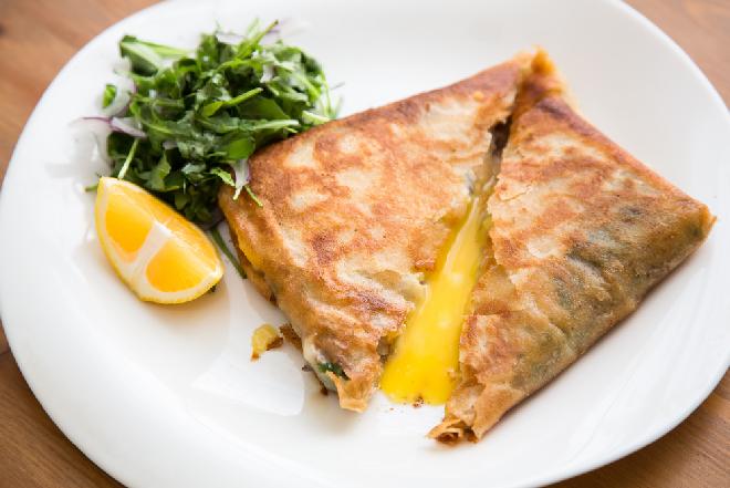 Tunezyjskie pierożki brik z jajkiem i tuńczykiem